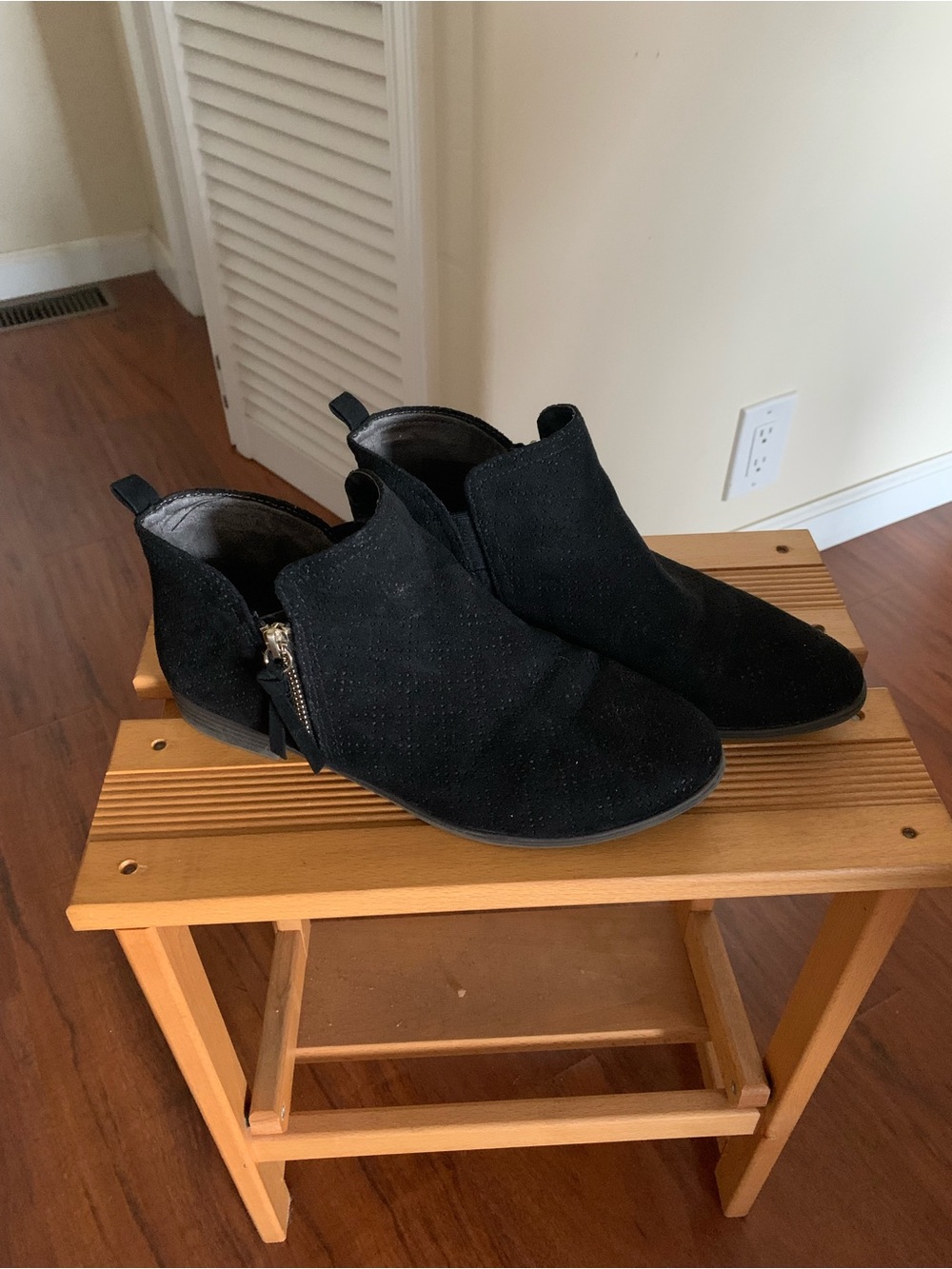 Women's Black Dr. Scholls comfort Ankle Booties - Classic Suede Side-Zip.